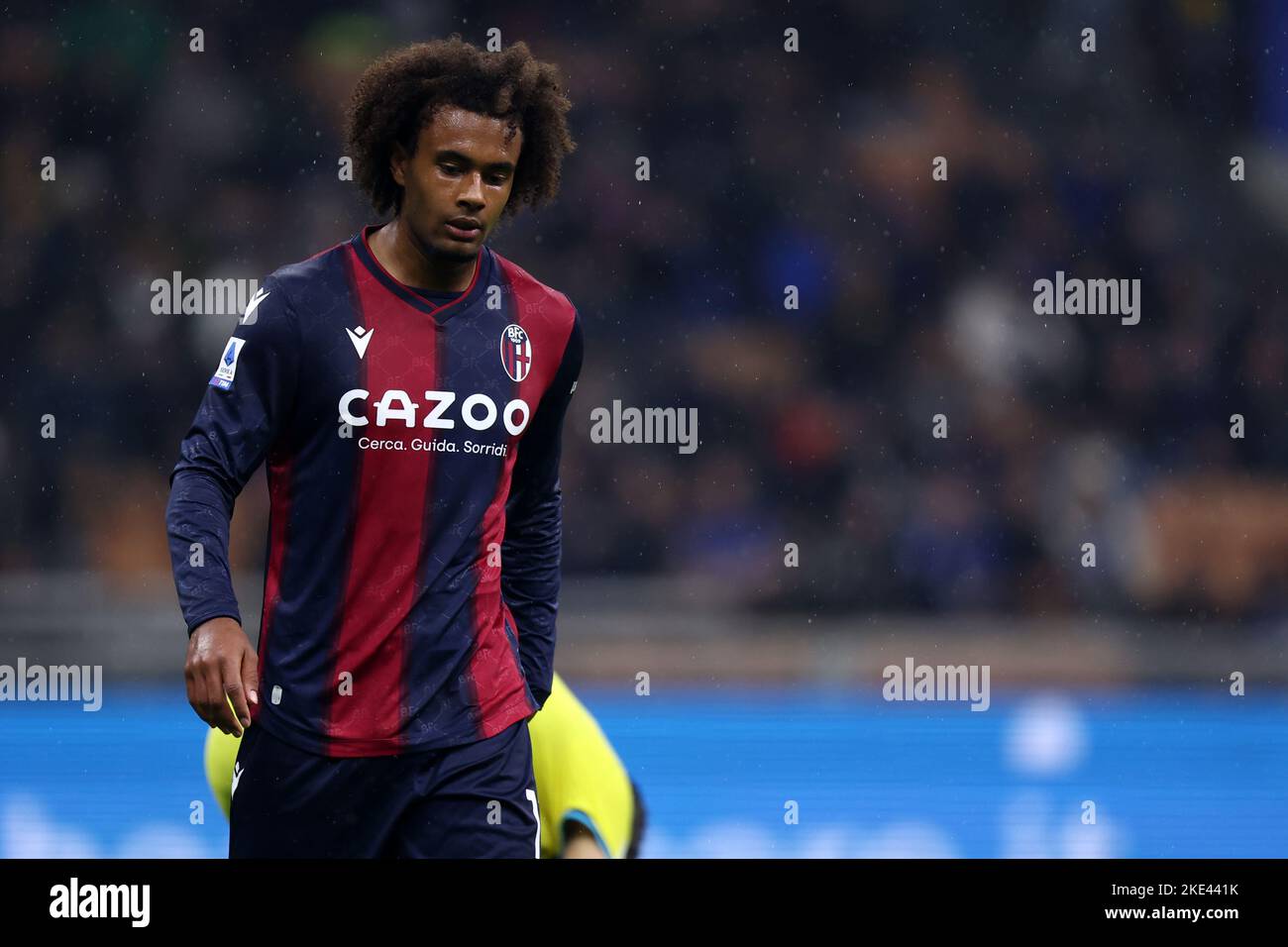 Joshua Zirkzee vom FC Bologna schaut während des Serie-A-Spiels zwischen FC Internazionale und FC Bologna am 9. November 2022 im Stadio Giuseppe Meazza in Mailand Italien auf. Stockfoto