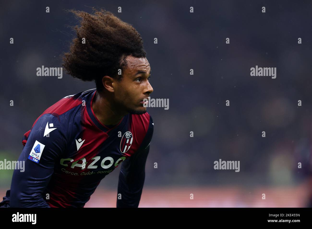 Joshua Zirkzee vom FC Bologna schaut während des Fußballspiels Serie A zwischen dem FC Internazionale und dem FC Bologna am 9. November 2022 im Stadio Giuseppe Meazza in Mailand Italien auf. Stockfoto