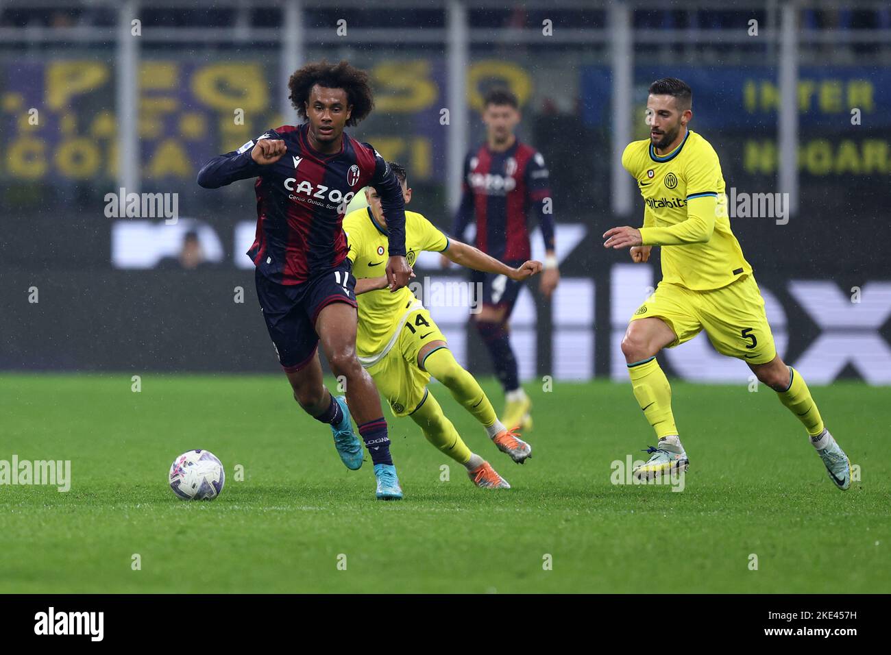 Joshua Zirkzee vom FC Bologna in Aktion während des Fußballspiels der Serie A zwischen dem FC Internazionale und dem FC Bologna im Stadio Giuseppe Meazza am 9. November 2022 in Mailand Italien. Stockfoto