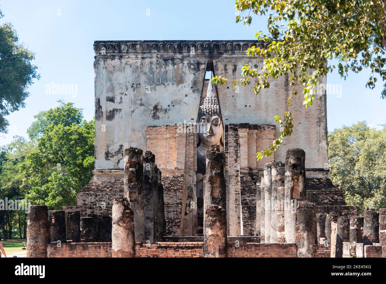 Tailandia 10-11-2022- El Wat Si Chum de Sukhothai también se conoce como el Templo del Árbol de Sagrado pues en él se puede Stockfoto