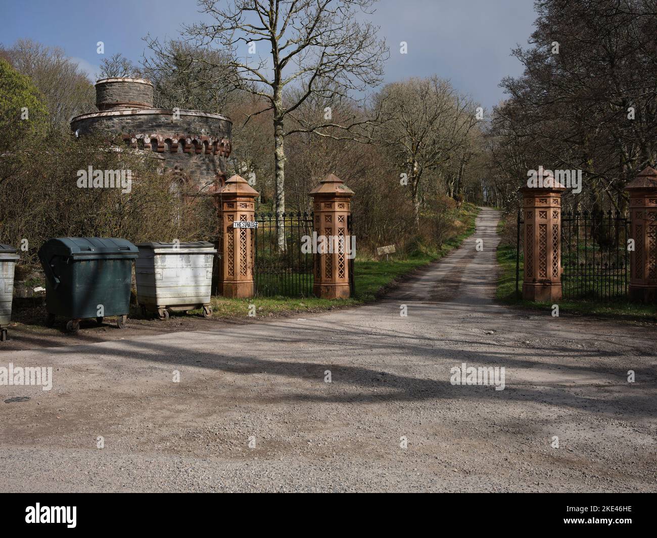 Ziersteinpfosten und schmiedeeiserne Tore am Eingang zum Skipness Castle. Tarbert, Argyll und Bute. Schottland Stockfoto