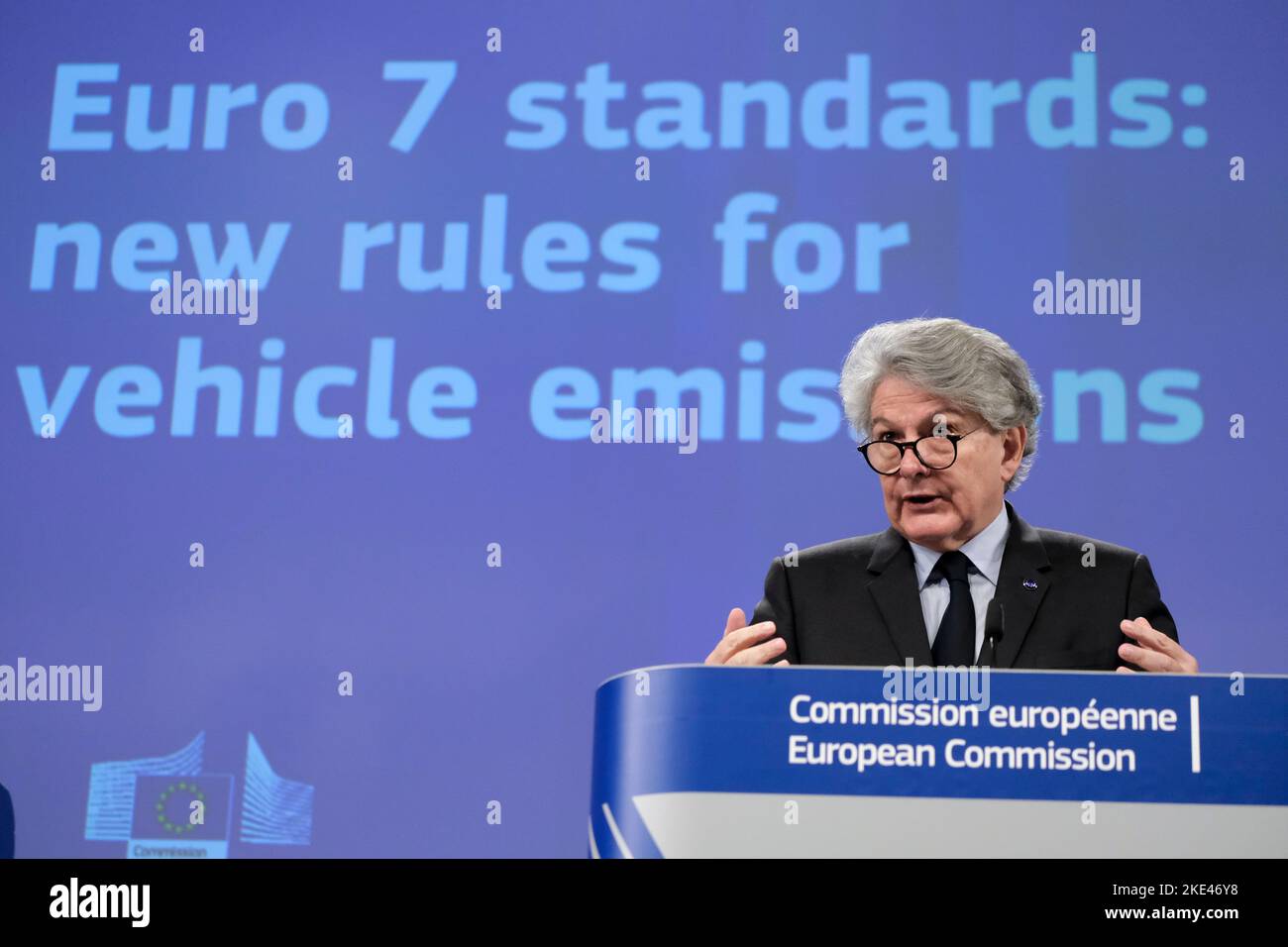 Brüssel, Belgien. 10.. November 2022. Pressekonferenz von Thierry BRETON, EU-Kommissar für Binnenmarkt, zum Thema modernisierte Grenzwerte für nicht-CO2-Emissionen von Fahrzeugen (Euro 7-Normen) am 10. November 2022 in Brüssel, Belgien. Kredit: ALEXANDROS MICHAILIDIS/Alamy Live Nachrichten Stockfoto