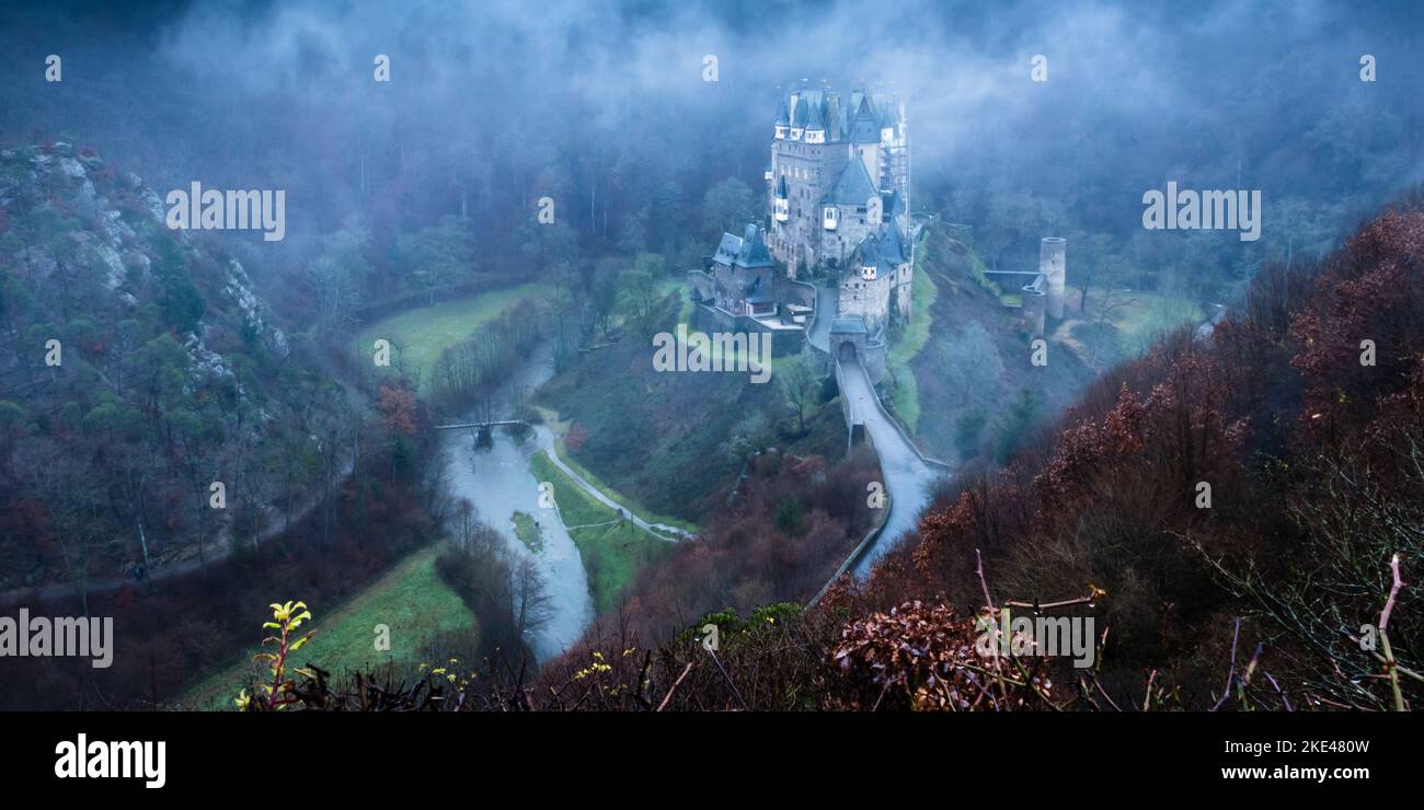 Der Blick auf die Burg Eltz in den Hügeln über der Mosel zwischen Koblenz und Trier, Deutschland. Stockfoto