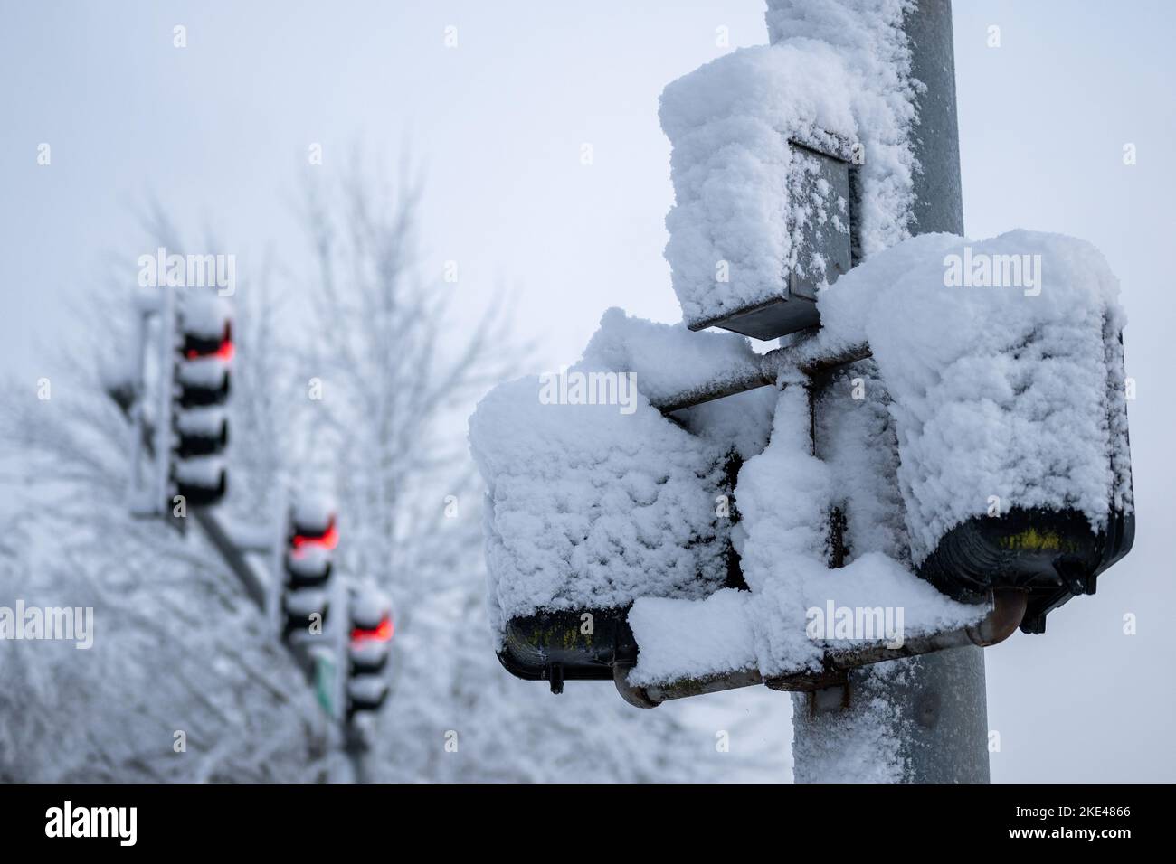 Die schneebedeckten Ampeln im Winter Stockfoto