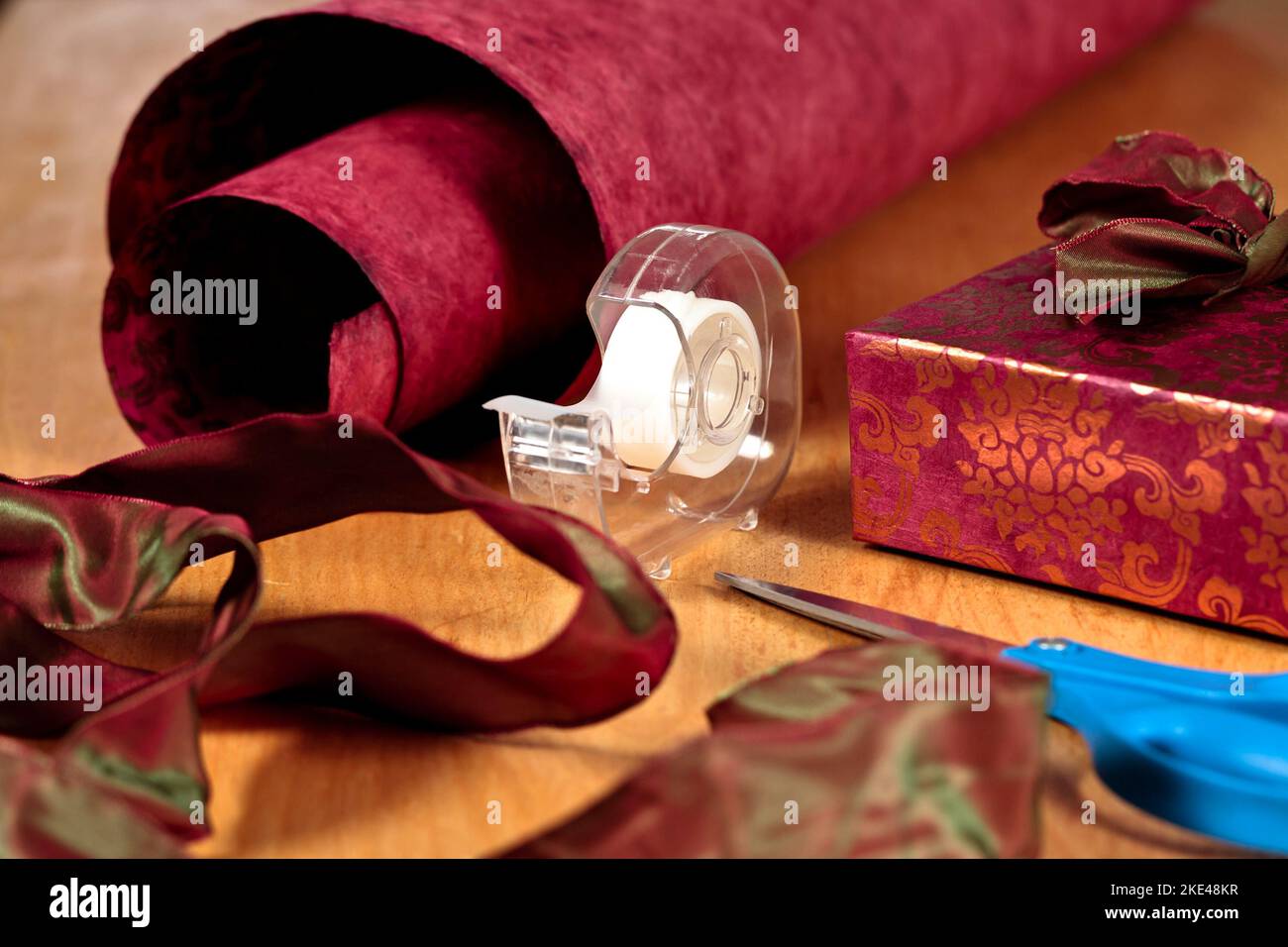 Werkzeuge zum Verpacken eines roten Geschenks Stockfoto