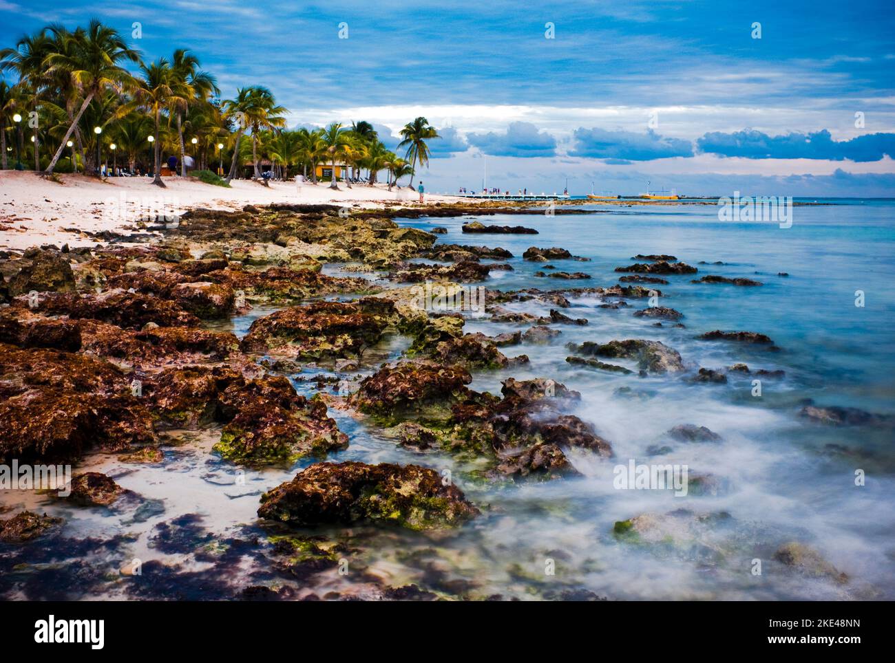 Mexikanischer Felsstrand an der Riviera Maya, Mexiko. Stockfoto