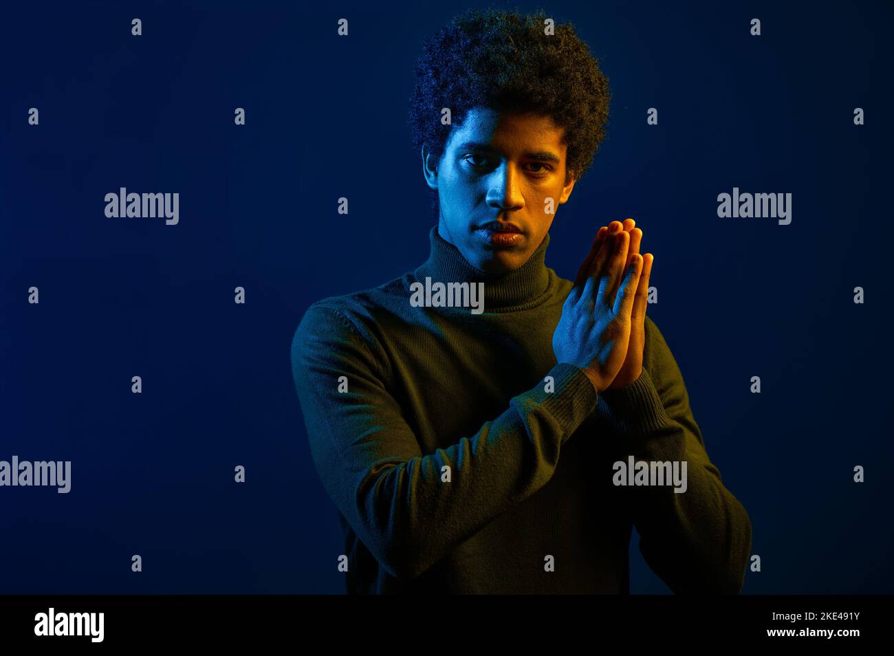 Kopfschuss eines jungen ernsthaften Mannes Stockfoto