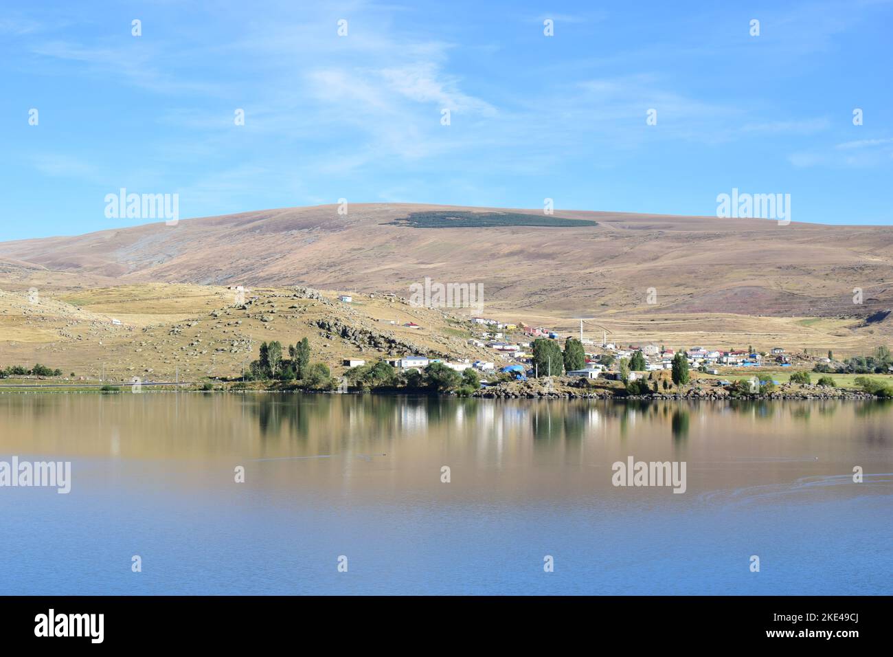 Schöner Naturblick auf den Cildir-See, der in den Provinzen Ardahan und Kars im Osten der Türkei liegt. Foto aufgenommen im September 2022. Stockfoto