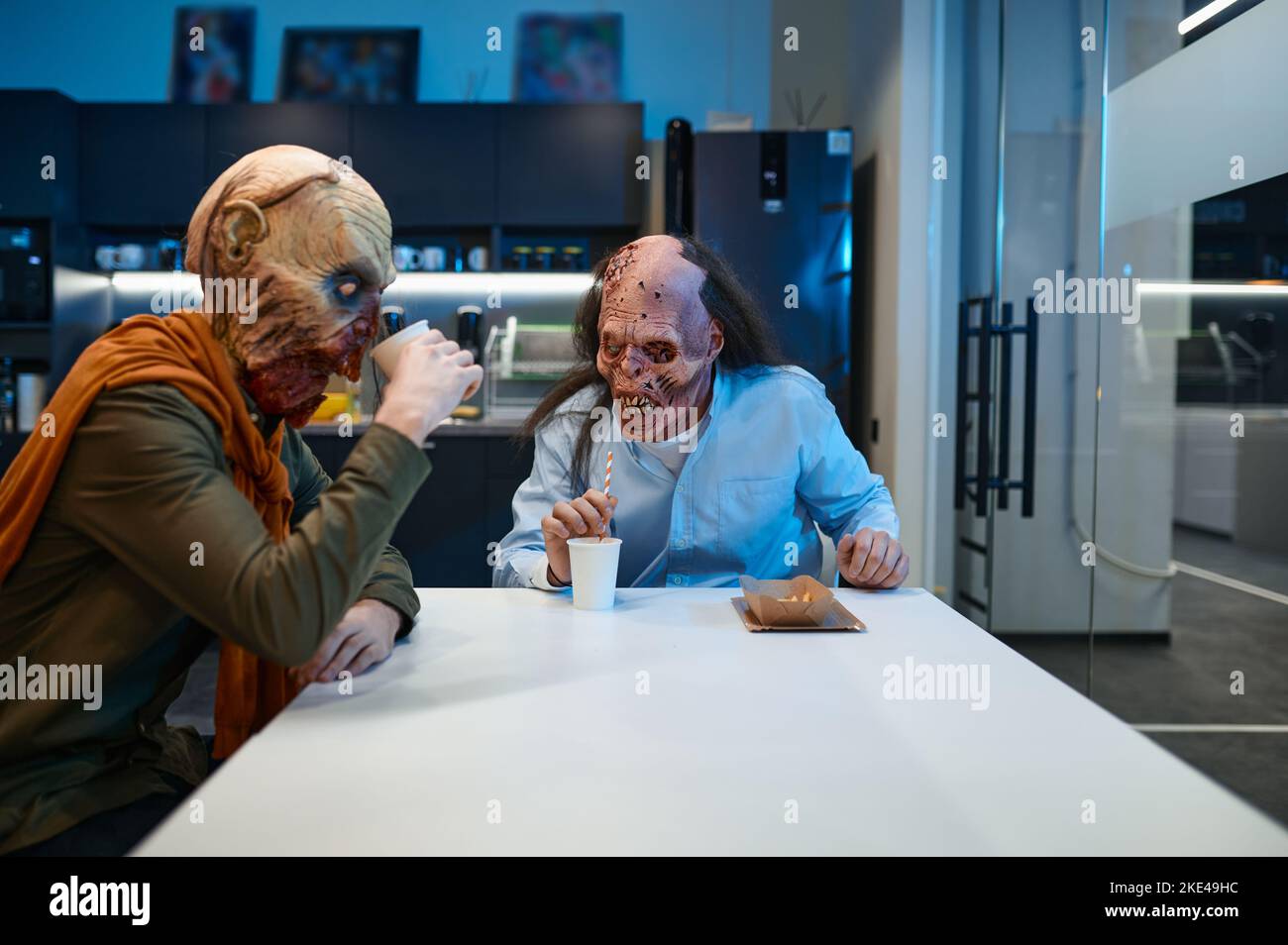 Zombie-Kollegen essen während der Mittagspause Kaffee Stockfoto