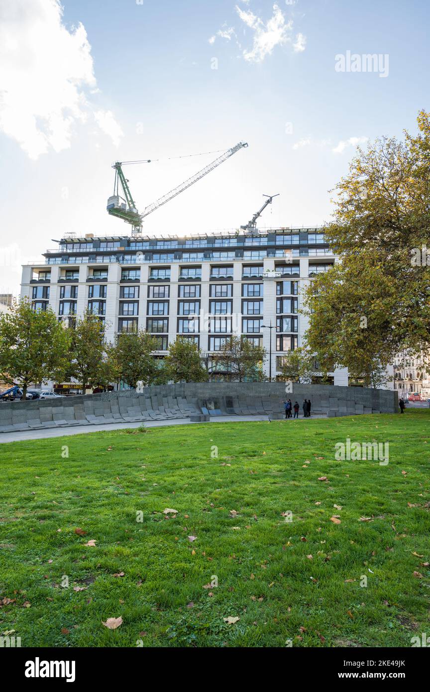 Vom Apsley Way in Green Park aus betrachtet, stehen die Bauarbeiten am neuen Peninsula Hotel an der Hyde Park Corner kurz vor der Fertigstellung. London, England, Großbritannien Stockfoto