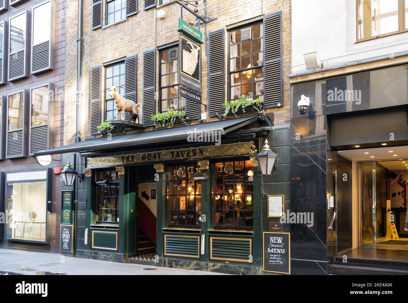 Außenansicht von The Goat Tavern, einem traditionellen britischen Pub in der Stafford Street, Mayfair, London, England, Großbritannien Stockfoto