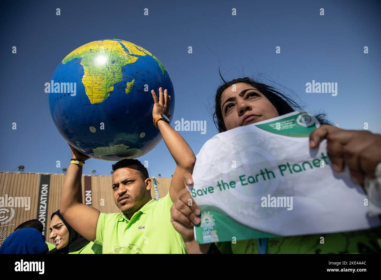 Sharm El Sheikh, Ägypten. 10.. November 2022. Ein Protestler (R) hält ein Schild hoch, während ein anderer einen Globus während einer Demonstration für Umweltverteidiger, Menschenrechtsverteidiger und politische Gefangene hält, die unter dem Motto „Keine Klimagerechtigkeit ohne Menschenrechte“ am Rande der UN-Klimakonferenz 2022 COP27 stattfand. Kredit: Gehad Haddy/dpa/Alamy Live Nachrichten Stockfoto
