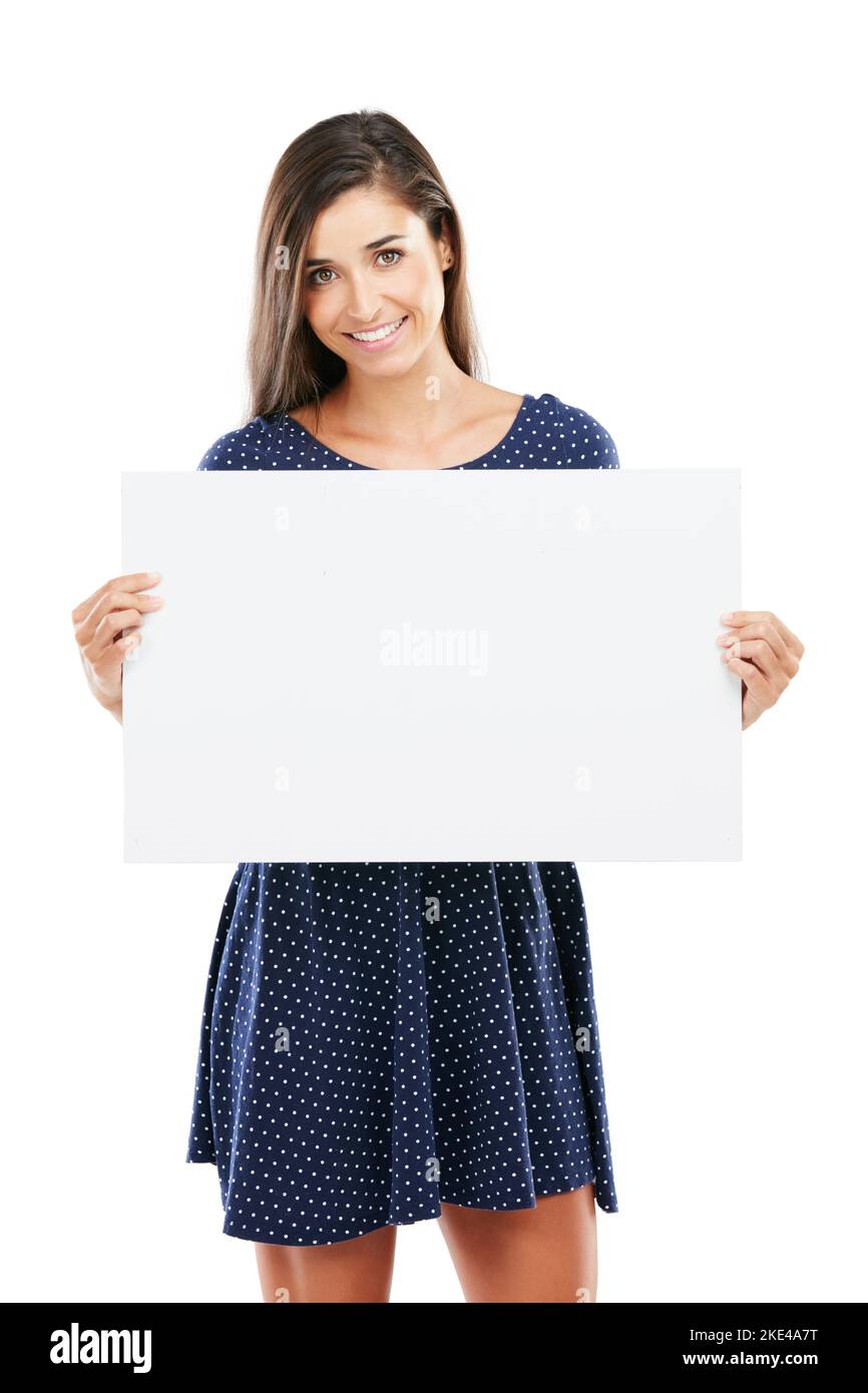 Ich unterstütze dies voll und ganz. Studioporträt einer attraktiven jungen Frau, die ein leeres Plakat vor weißem Hintergrund hält. Stockfoto