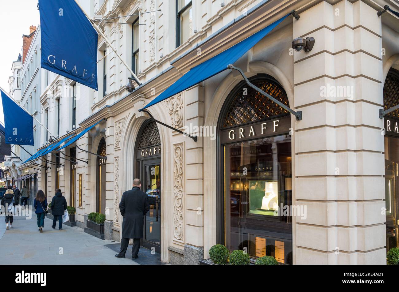 Außenansicht des Graff Stores, einer Luxusschmuckmarke, die auf Diamanten, Edelsteine und kunstvolle Zeitmesser spezialisiert ist. New Bond Street, London, England, Großbritannien Stockfoto