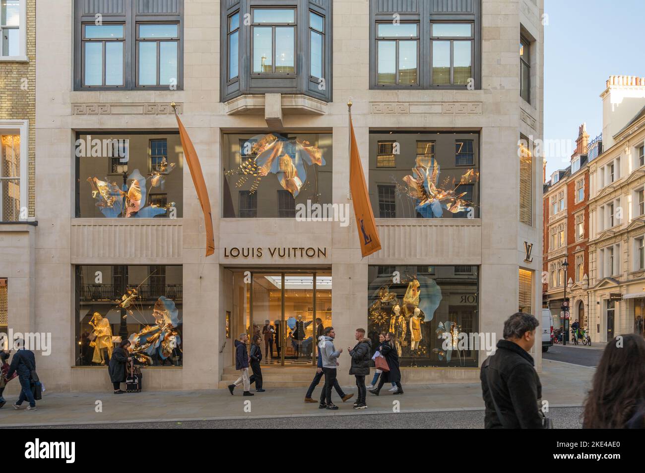 Außenansicht des Louis Vuitton Stores. Eine Luxusmarke, die Handtaschen und Gepäck mit Monogrammprägefunktion verführt. New Bond Street, London, England, Großbritannien Stockfoto