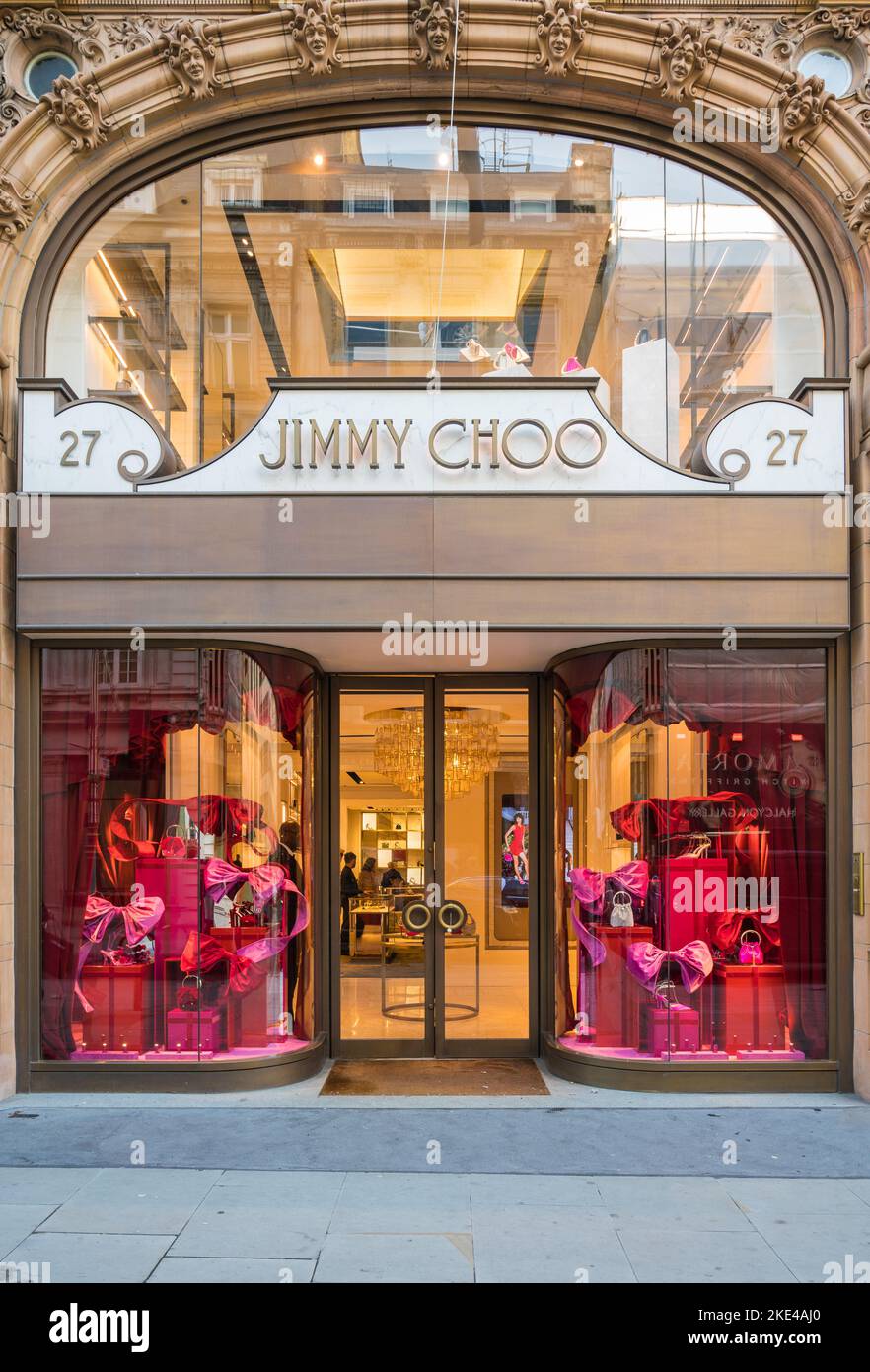 Ladengeschäft von Jimmy Choo, einem Designer-Schuhhändler in der New Bond Street, London, England, Großbritannien Stockfoto