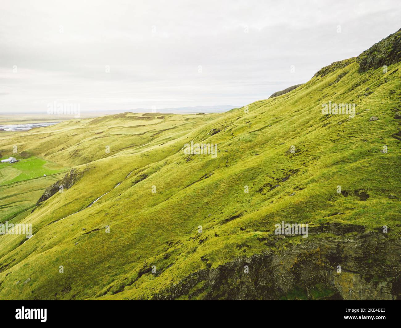 Isländische Landschaft mit grünen Hügeln, Drohnenaufnahme Stockfoto