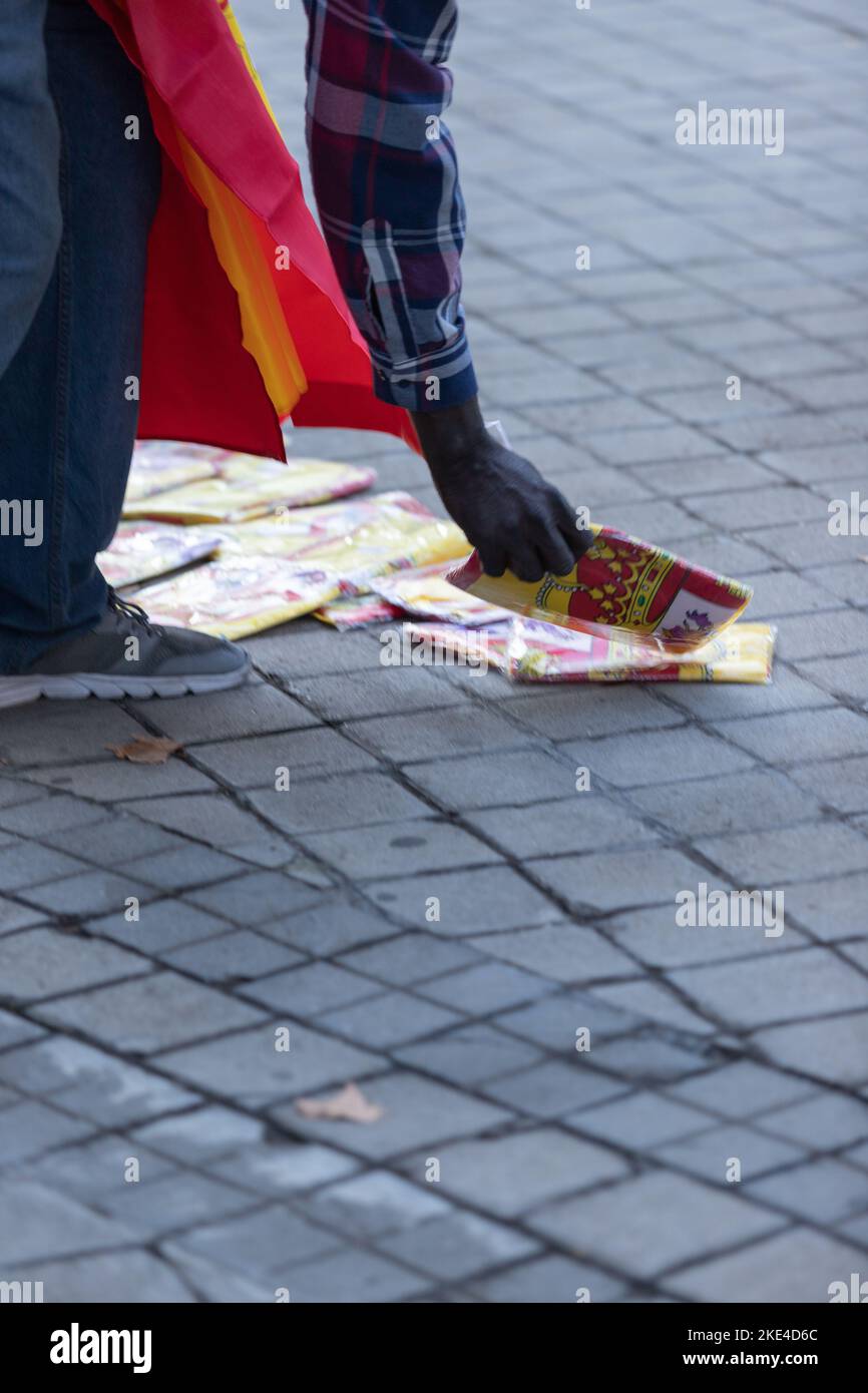 Militärparade zum Hispanic Day in Madrid, wo Menschen aus Madrid mit spanischen Flaggen zum Feiern herauskommen Stockfoto