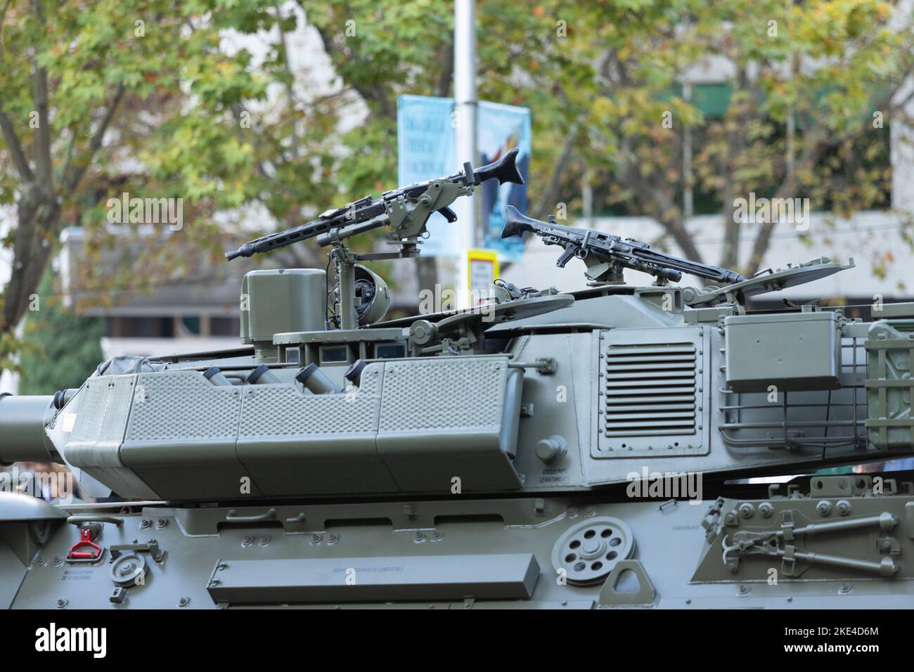 Militärparade zum Hispanic Day in Madrid, wo Menschen aus Madrid mit spanischen Flaggen zum Feiern herauskommen Stockfoto