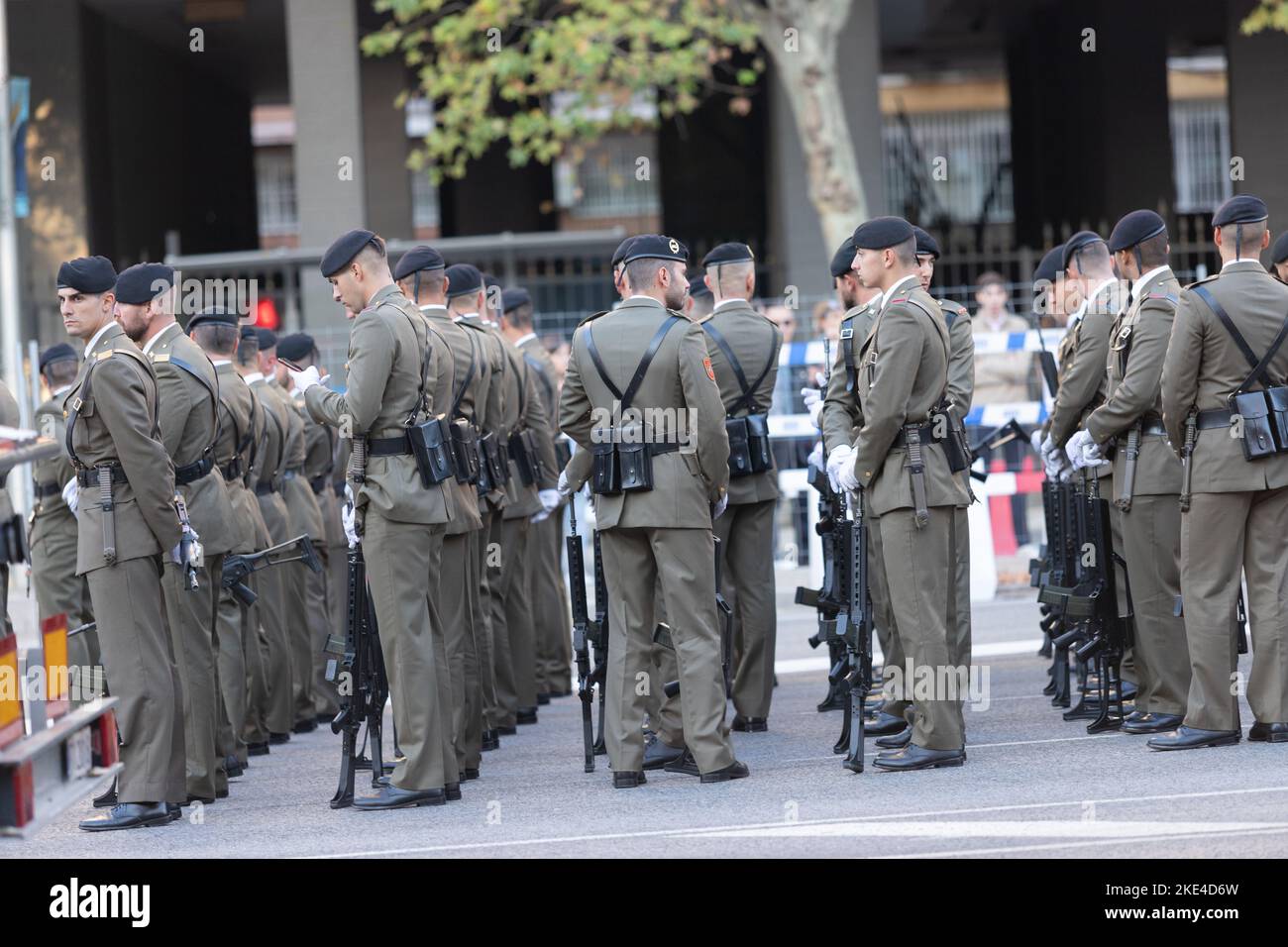 Militärparade zum Hispanic Day in Madrid, wo Menschen aus Madrid mit spanischen Flaggen zum Feiern herauskommen Stockfoto