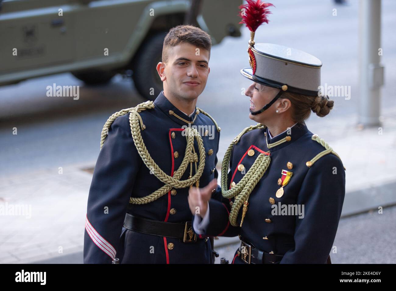 Militärparade zum Hispanic Day in Madrid, wo Menschen aus Madrid mit spanischen Flaggen zum Feiern herauskommen Stockfoto