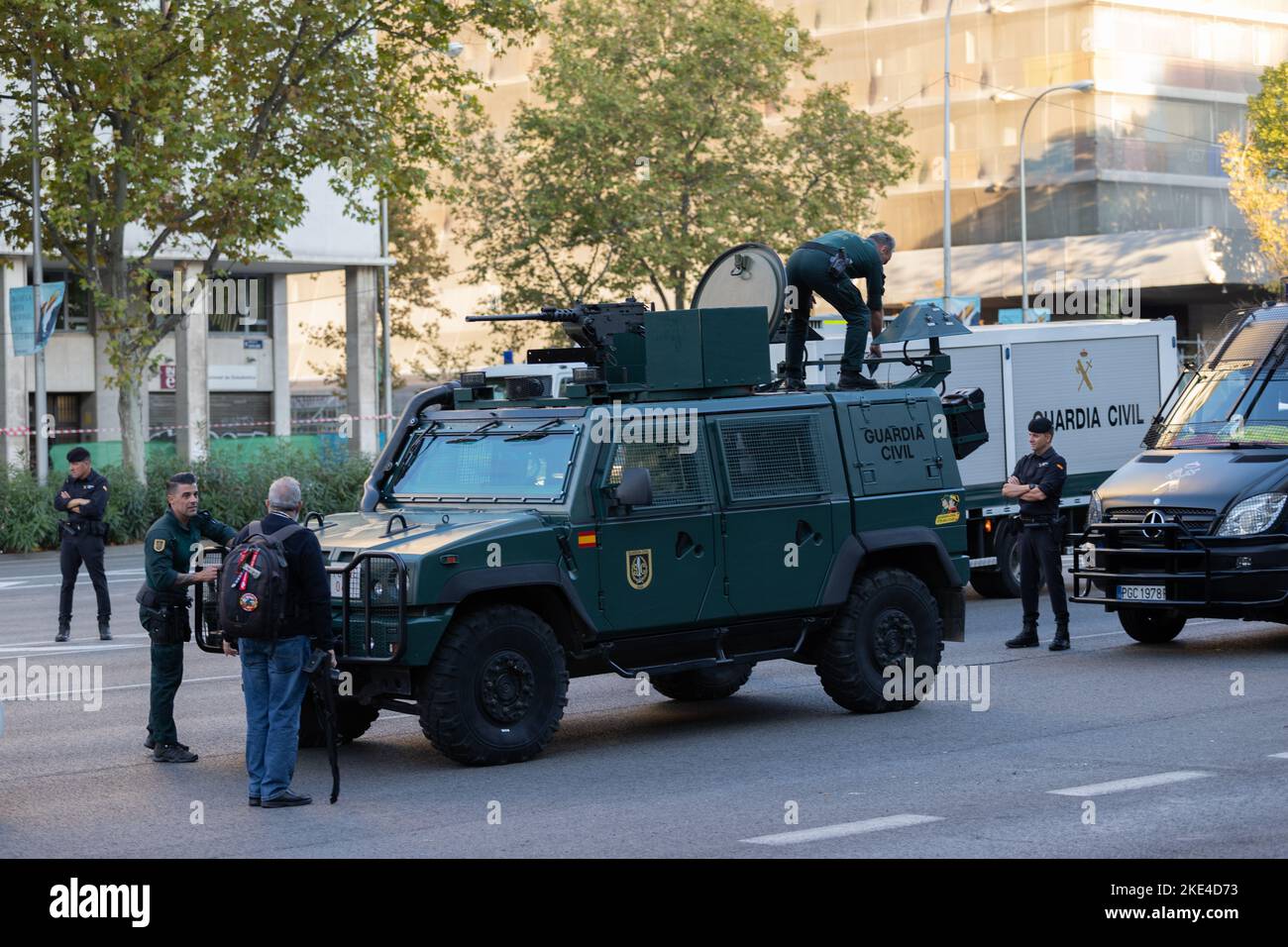 Militärparade zum Hispanic Day in Madrid, wo Menschen aus Madrid mit spanischen Flaggen zum Feiern herauskommen Stockfoto