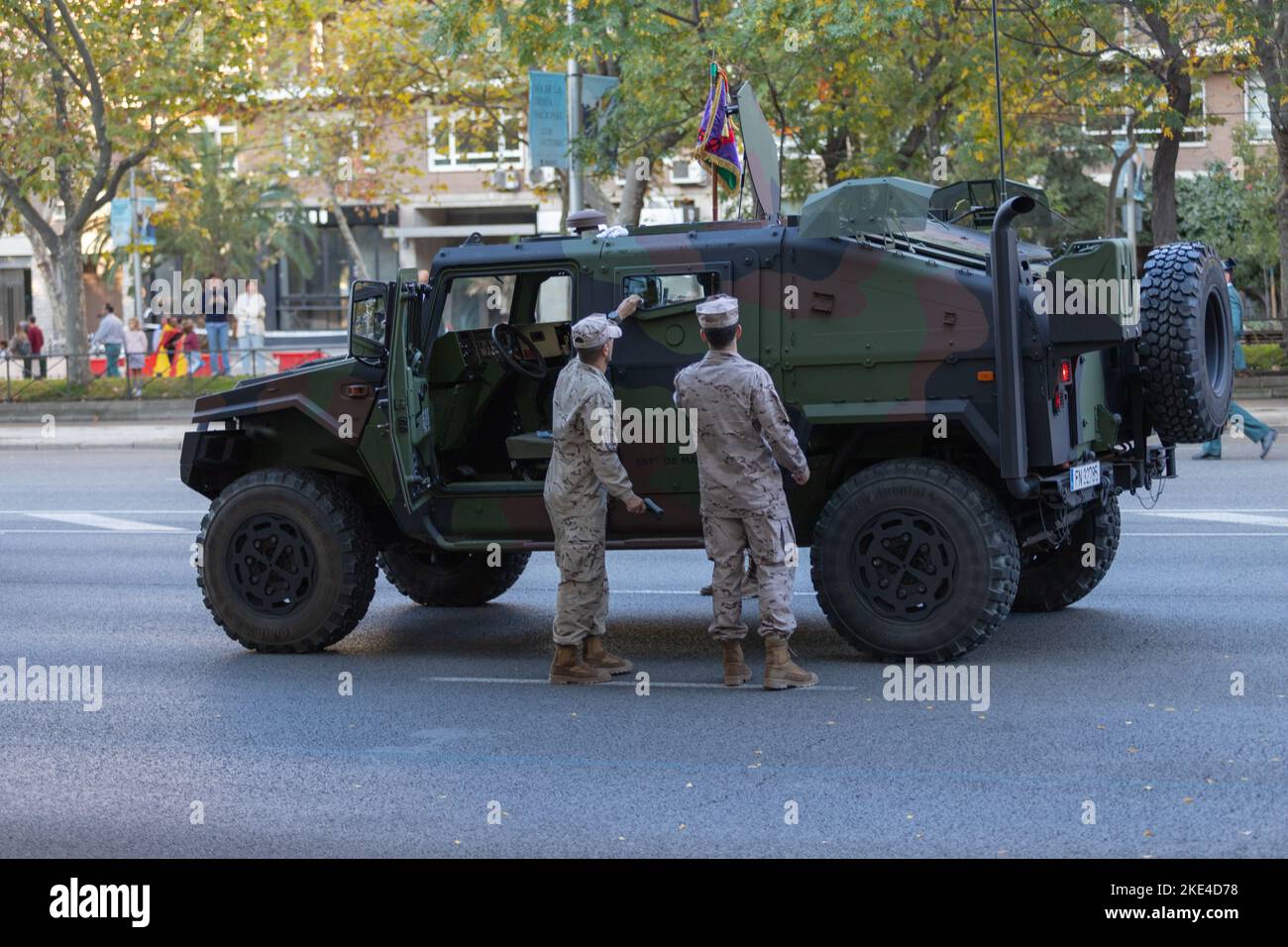 Militärparade zum Hispanic Day in Madrid, wo Menschen aus Madrid mit spanischen Flaggen zum Feiern herauskommen Stockfoto