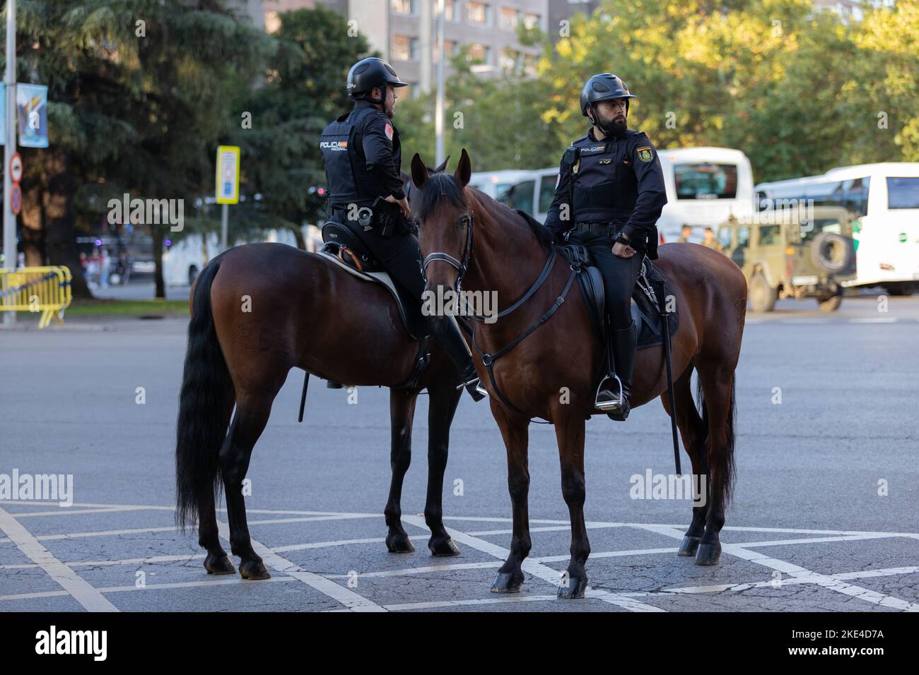 Militärparade zum Hispanic Day in Madrid, wo Menschen aus Madrid mit spanischen Flaggen zum Feiern herauskommen Stockfoto