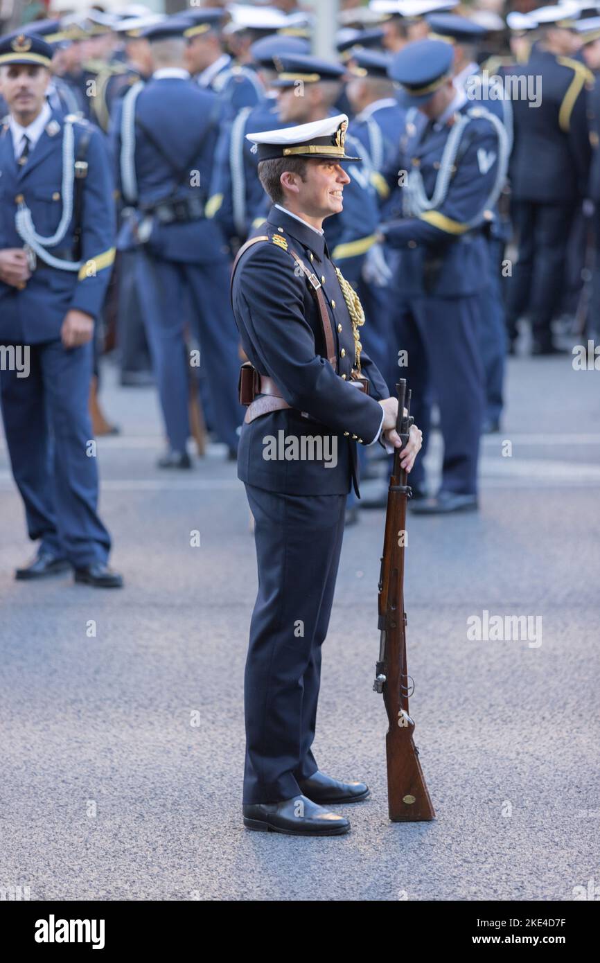Militärparade zum Hispanic Day in Madrid, wo Menschen aus Madrid mit spanischen Flaggen zum Feiern herauskommen Stockfoto