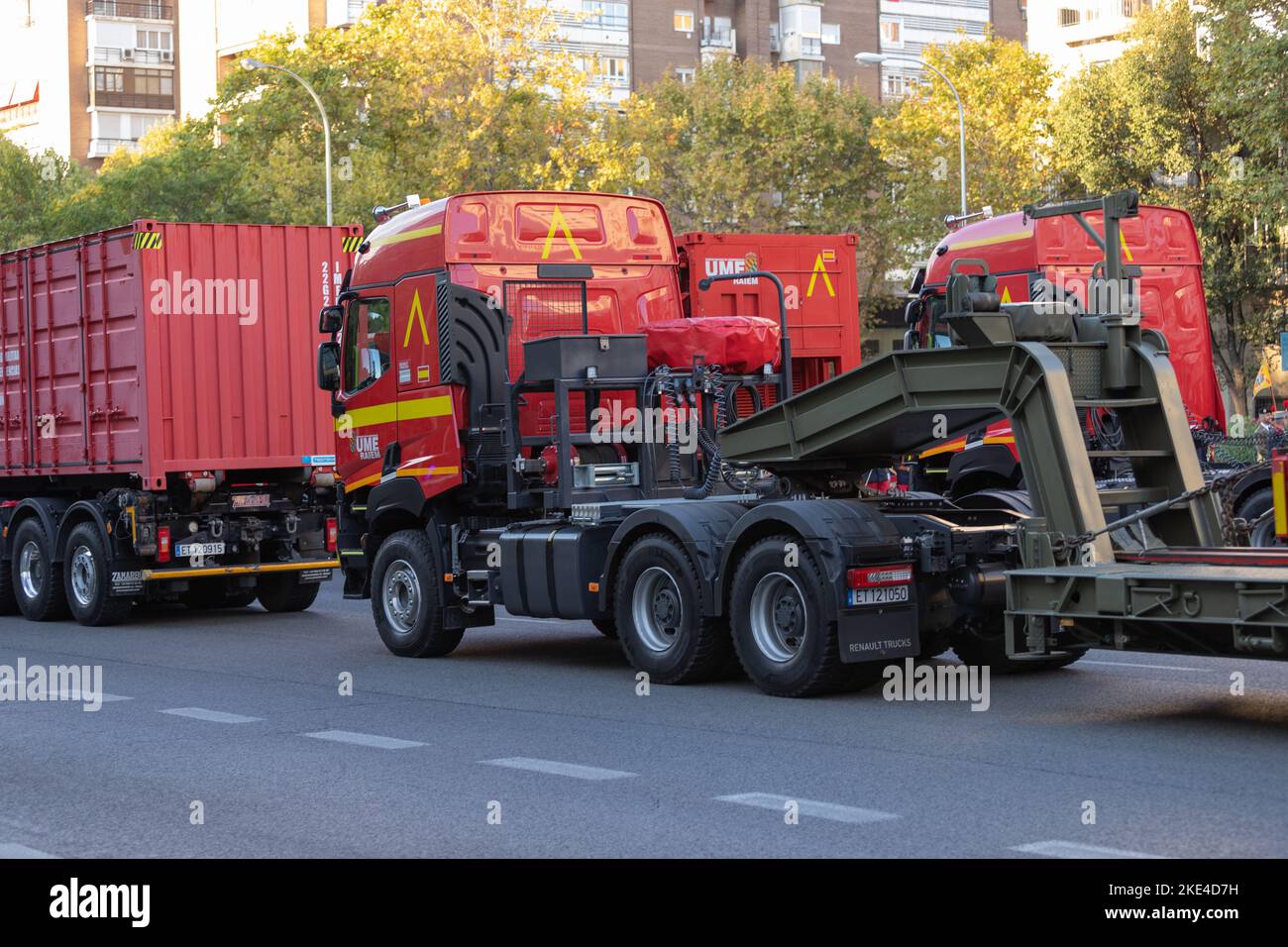 Militärparade zum Hispanic Day in Madrid, wo Menschen aus Madrid mit spanischen Flaggen zum Feiern herauskommen Stockfoto
