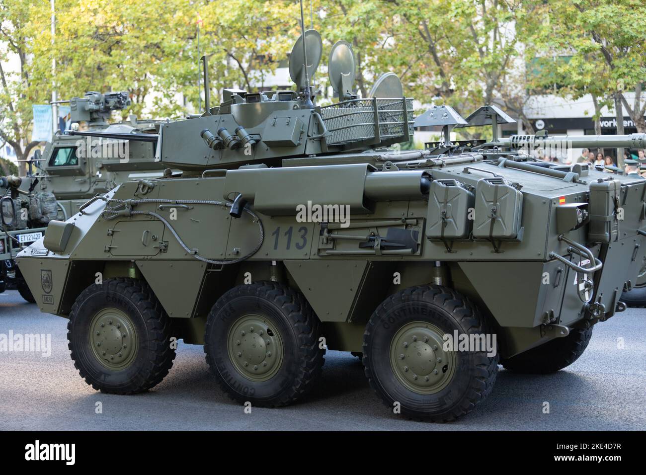 Militärparade zum Hispanic Day in Madrid, wo Menschen aus Madrid mit spanischen Flaggen zum Feiern herauskommen Stockfoto