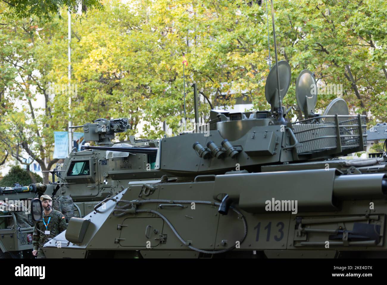 Militärparade zum Hispanic Day in Madrid, wo Menschen aus Madrid mit spanischen Flaggen zum Feiern herauskommen Stockfoto