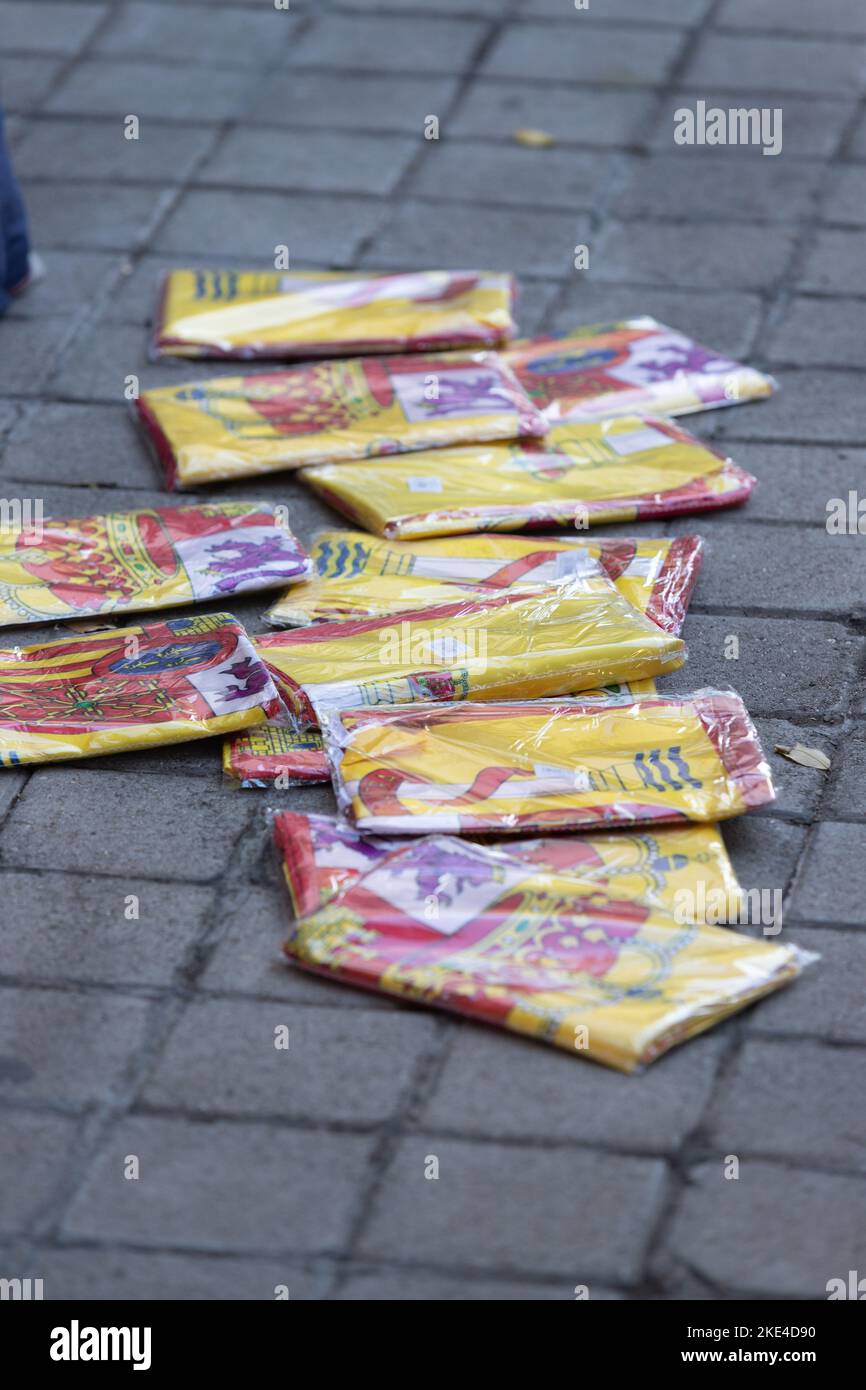 Militärparade zum Hispanic Day in Madrid, wo Menschen aus Madrid mit spanischen Flaggen zum Feiern herauskommen Stockfoto