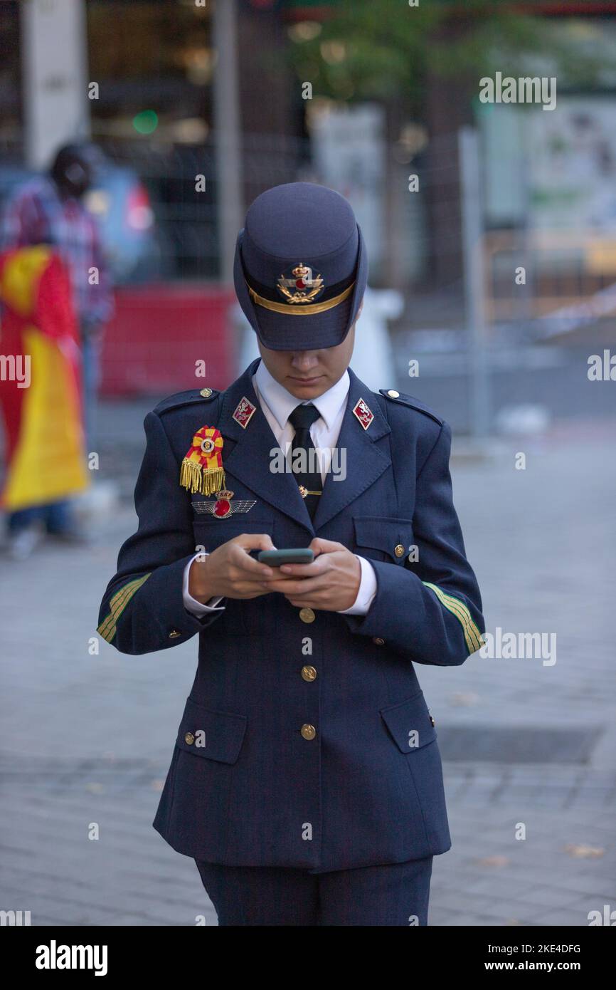 Militärparade zum Hispanic Day in Madrid, wo Menschen aus Madrid mit spanischen Flaggen zum Feiern herauskommen Stockfoto