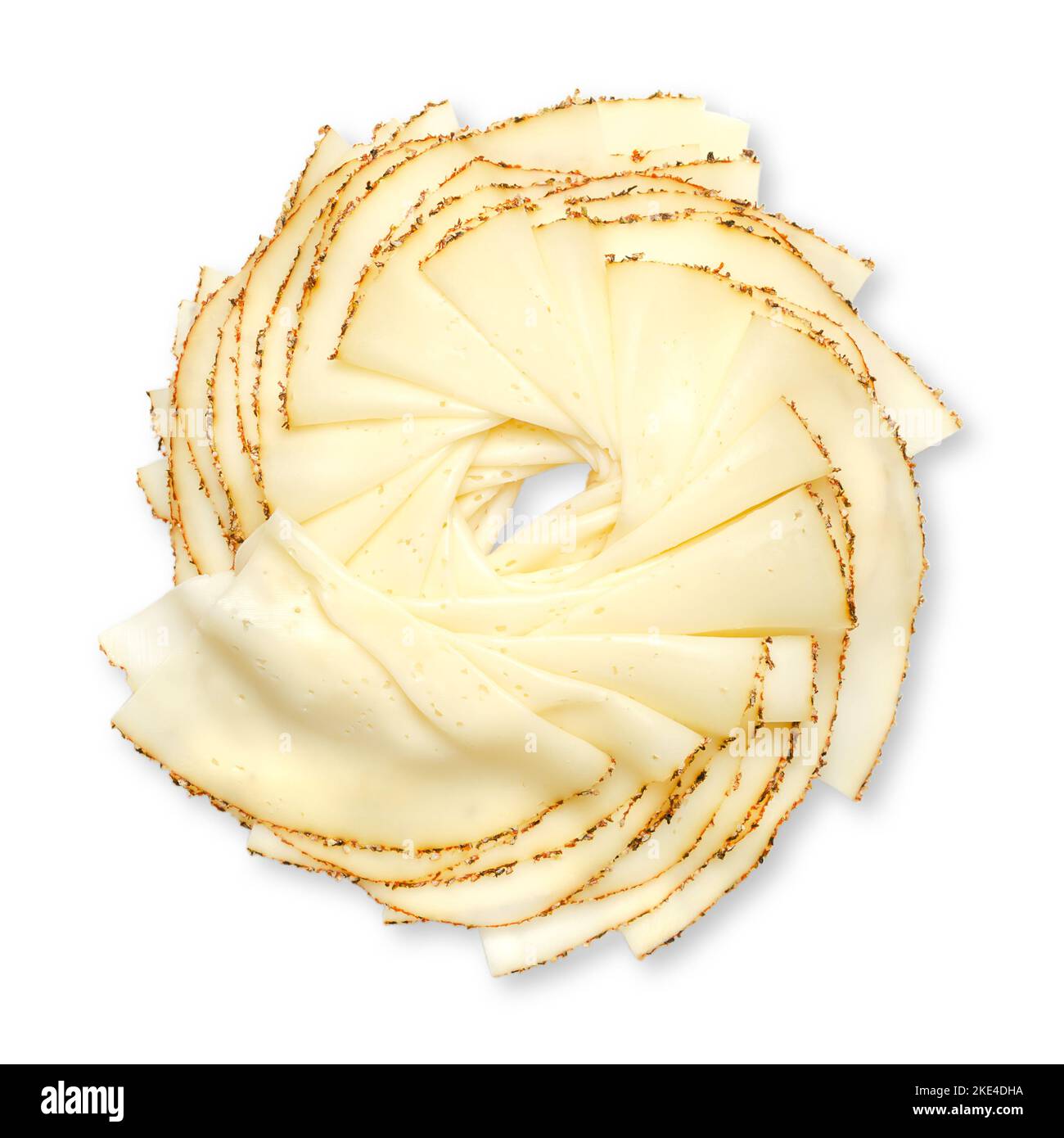 Spirale, aus Tranchen von französischem, in Scheiben geschnittenem Pfefferkäse, von oben. Extra fein geschnittener Weichkäse, mit einer Mischung aus 3 verschiedenen Pfefferkörnern. Stockfoto