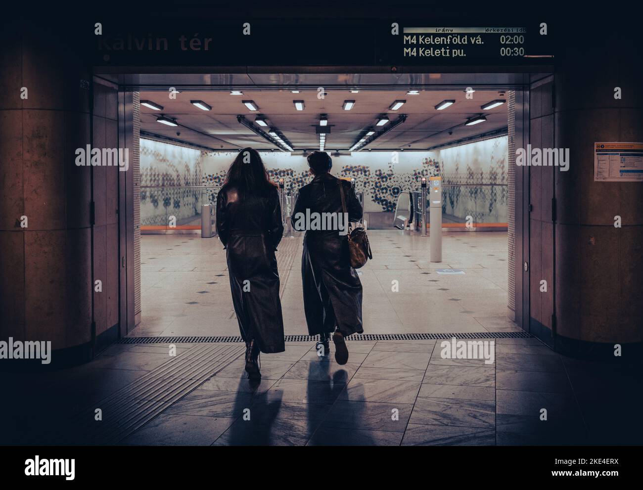 Ein dramatischer Blick auf die Menschen, die den Untergrund verlassen Stockfoto