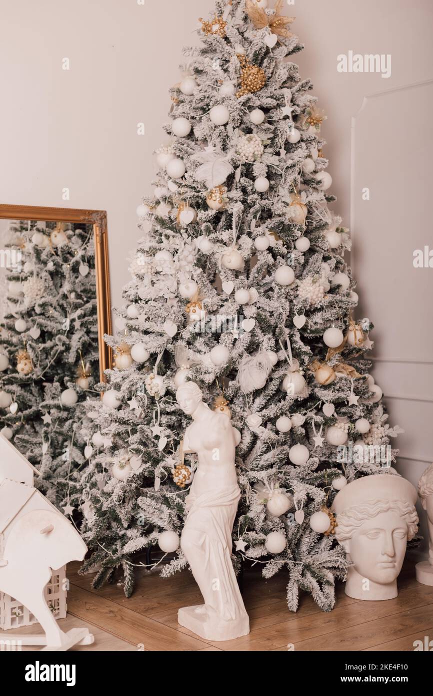 Schöner Weihnachtsbaum im Inneren des Hauses. Weihnachtsgeschenke Stockfoto