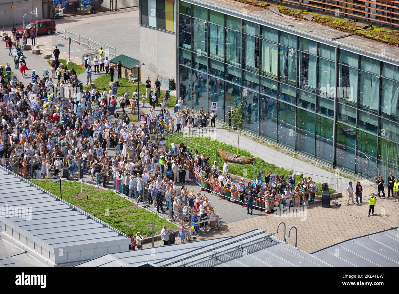 Große Gruppe schwedischer Studenten (Studenten), die ihren Abschluss feiern, Upplands Vasby, Stockholm, Schweden Stockfoto