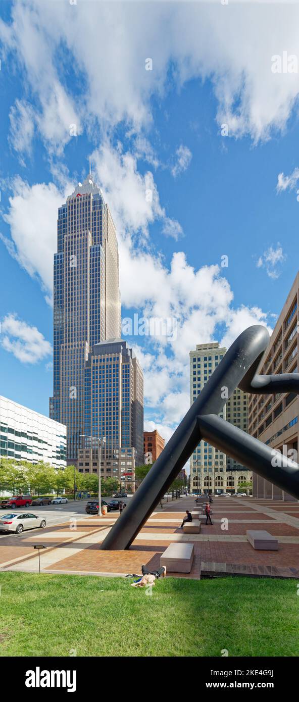 Das Cleveland Marriott Downtown am Key Tower ist vom Bürohochhaus in den Schatten gestellt. Stockfoto