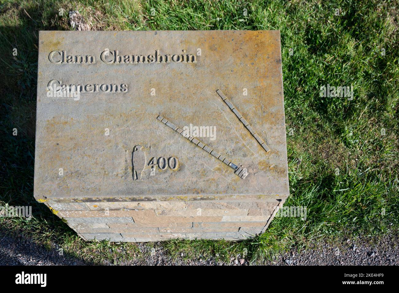 Das Bild zeigt Gedenksteine, die den Standort verschiedener Clans auf