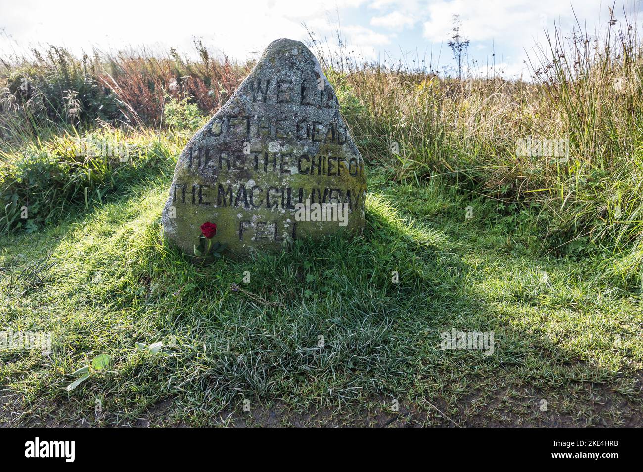 Das Bild zeigt Clan Stone-Gedenkstätten auf dem Schlachtfeld von Culloden Moor in der Nähe von Inverness Stockfoto