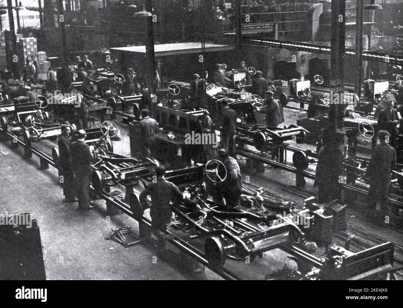 Die Hauptmontagelinie in der Cowley-Fabrik, c1935. William Morris (1877-1963) eröffnete 1913 eine Fabrik am ehemaligen Oxford Military College in Cowley, Oxford, Großbritannien. Morris Motors Limited war ein britisches Kraftfahrzeugunternehmen, das 1919 gegründet wurde, um die Vermögenswerte von WRM Motors Limited von William Morris zu übernehmen. Bis 1926 machte seine Produktion 42 % der britischen Automobilproduktion aus. Stockfoto