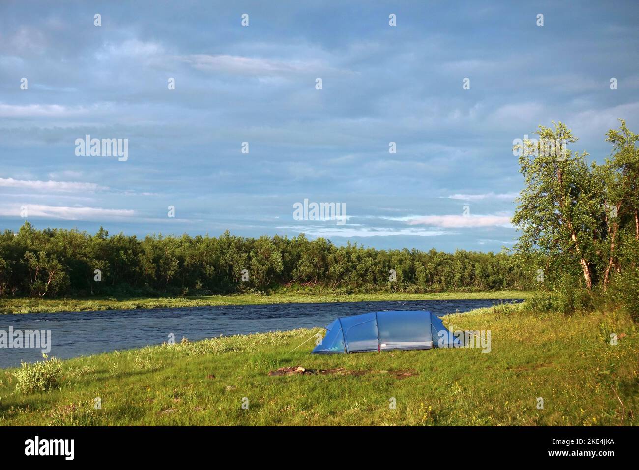 Großes blaues Zelt am Fluss an sonnigen Tagen in Schwedisch Lappland Ende Juli 2022. Stockfoto