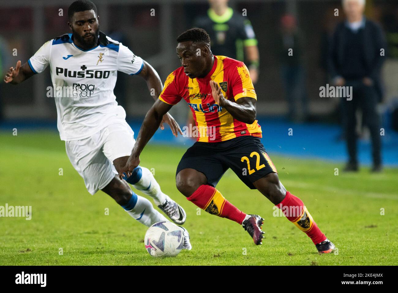 Lameck Banda, vor Lecce, während der italienischen Meisterschaft Serie A Fußballspiel zwischen US Lecce und Atalanta BC am 9. November 2022 im Stadio Via del Mare â&#x80;&#x9c;Ettore Giardinieroâ&#x80;&#x9d; in Lecce, Italien - Foto: Marco Verri/DPPI/LiveMedia Stockfoto