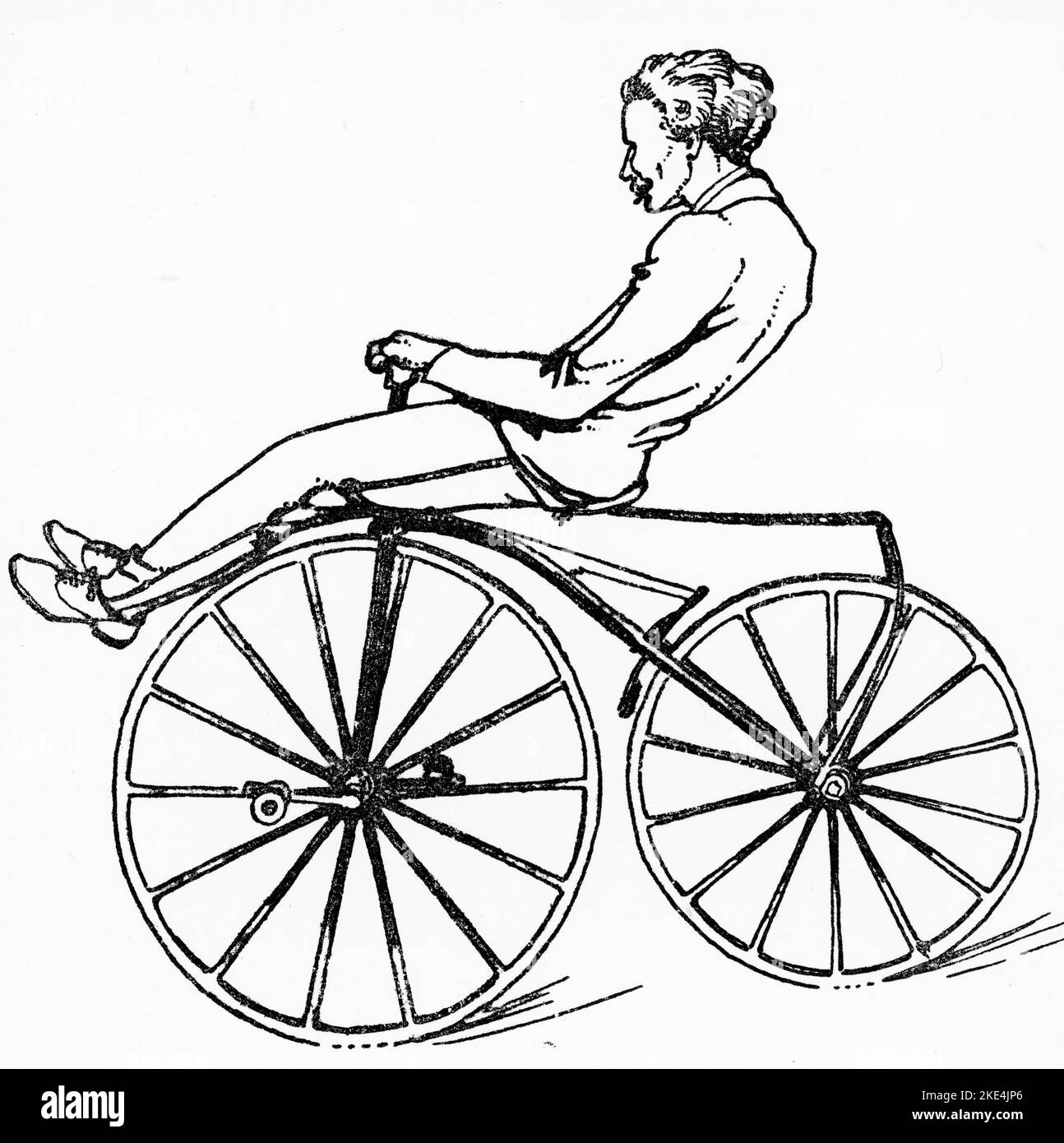 Ein Boneshaker von 1869 (1942). Ein Boneshaker (oder Knochenschüttler) ist ein Name, der von etwa 1869 bis heute verwendet wird, um sich auf den ersten Typ eines echten Fahrrads mit Pedalen zu beziehen, der von seinen Herstellern Velocipede genannt wurde. „Boneshaker“ bezieht sich auf die extrem unbequeme Fahrt, die durch den steifen schmiedeeisernen Rahmen und die von Eisenreifen umgebenen Holzräder verursacht wurde. Stockfoto