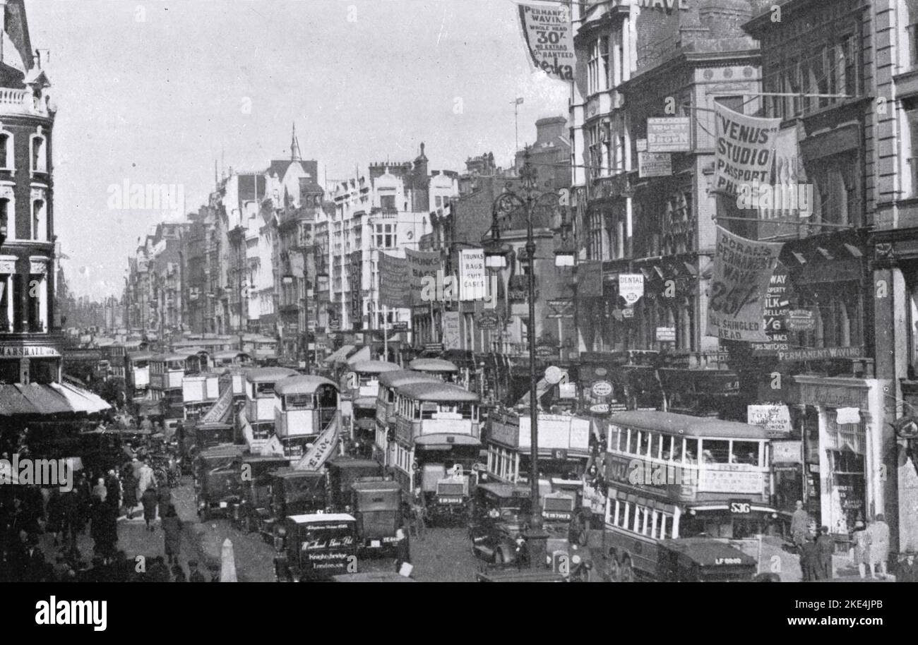 Oxford Street, London, c1940. Blick auf die Oxford Street. 1930s war die Oxford Street fast vollständig im Einzelhandel und eine der verkehrsreichsten Straßen Londons. Stockfoto