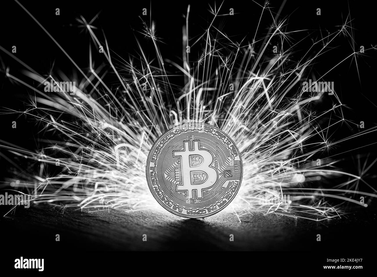 Digitale Bitcoins mit Feuerfunken auf der Rückseite Stockfoto