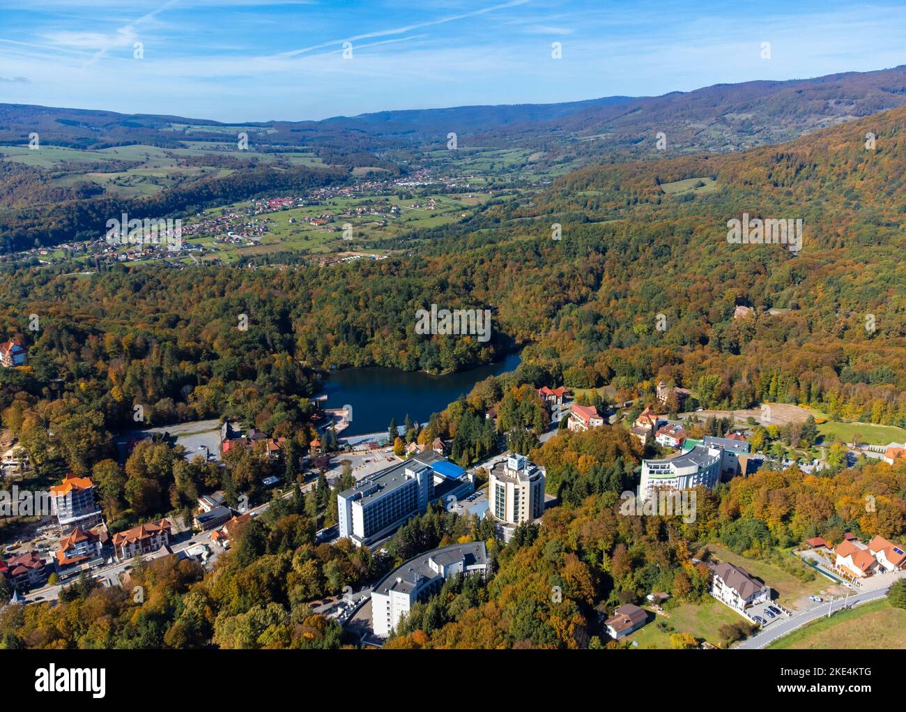 Luftaufnahme des Sovata Resorts - Rumänien im Herbst Stockfoto