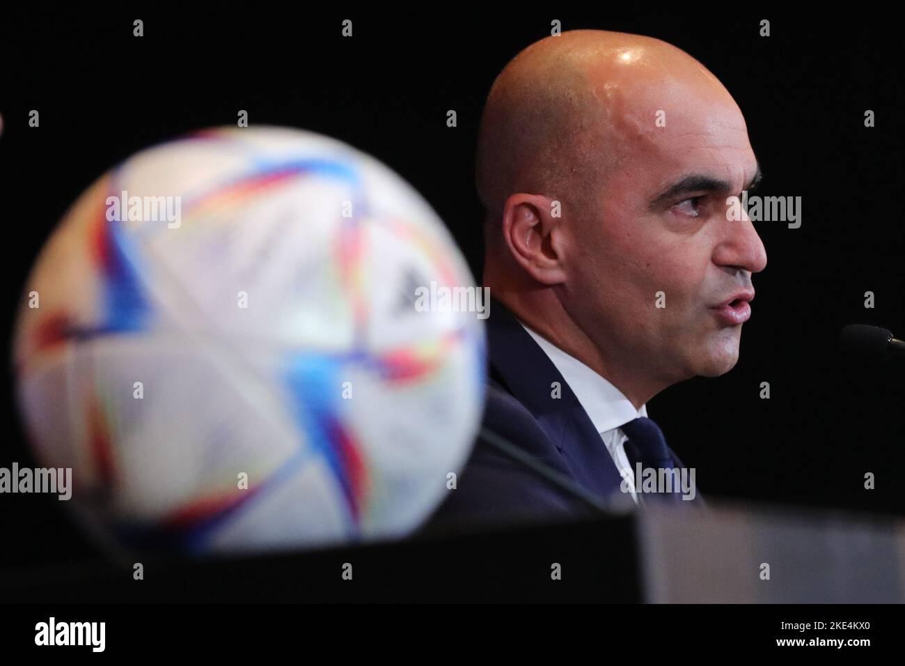 Tubize, Belgien. 10.. November 2022. Roberto Martinez, Cheftrainer der belgischen Fußballnationalmannschaft, spricht auf einer Pressekonferenz, als er die 26-Spieler-Mannschaft der belgischen Nationalmannschaft in Tubize, Belgien, am 10. November 2022 ankündigt. Quelle: Zheng Huansong/Xinhua/Alamy Live News Stockfoto