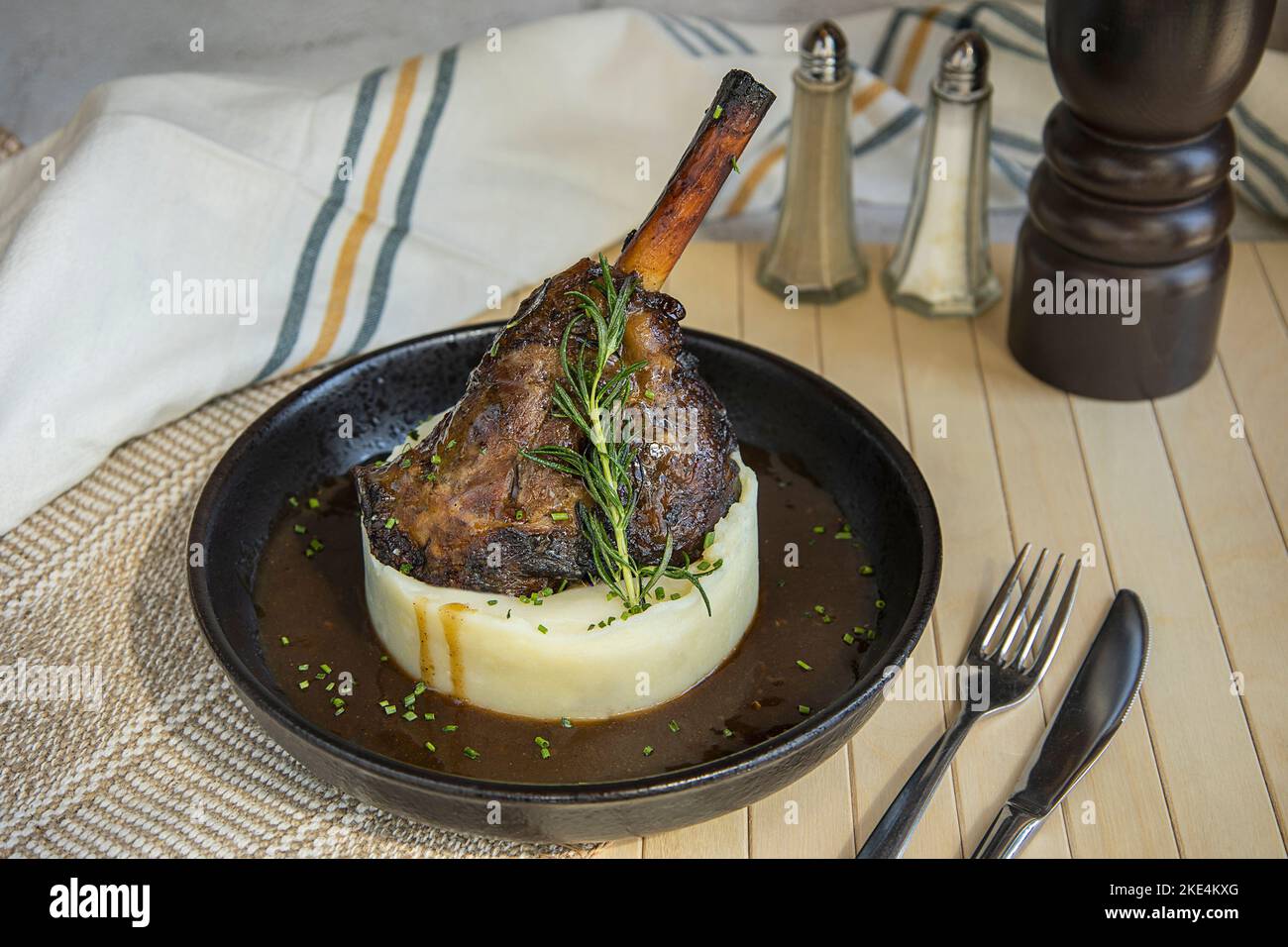 Agnello Brasatto Beef Steak auf einem Teller serviert Stockfoto